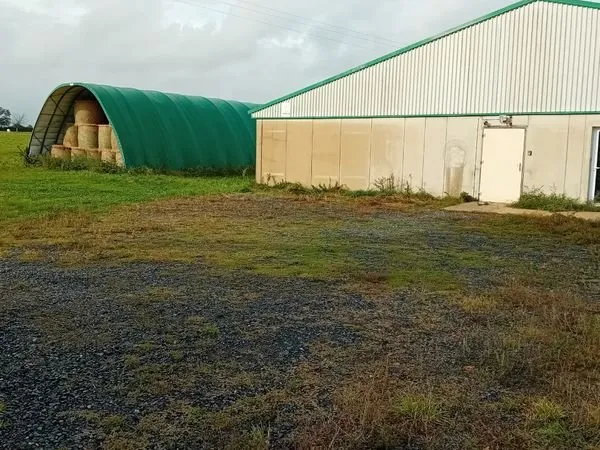 Bâtiment avec terrain