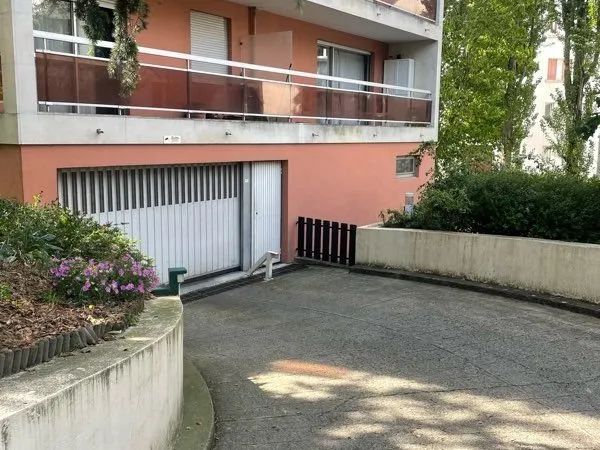 Place parking dans garage