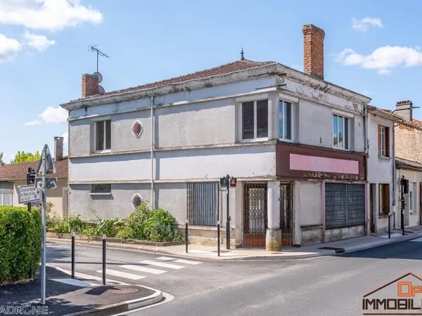 MAISON DE VILLE AVEC GARAGE ET JARDIN