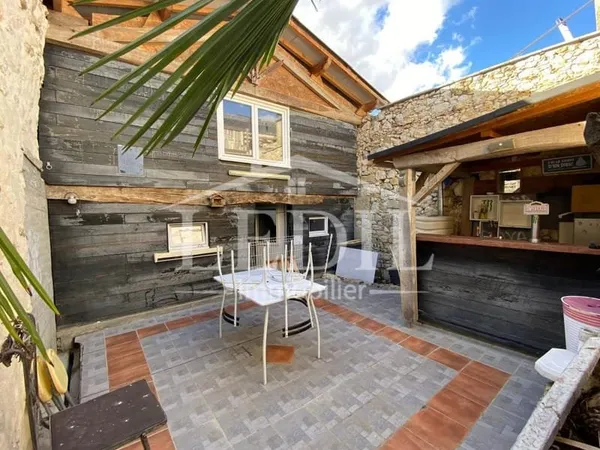 Maison de ville avec terrasse, cour et garage