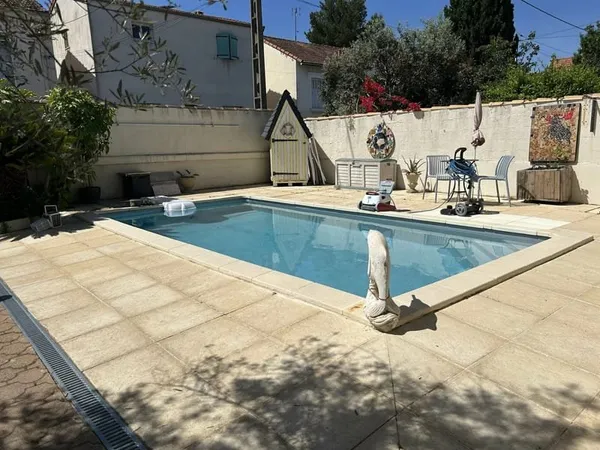 Maison de ville en viager occupé avec jardin et piscine