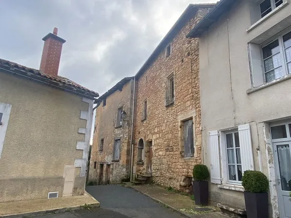 LUSIGNAN CENTRE HISTORIQUE