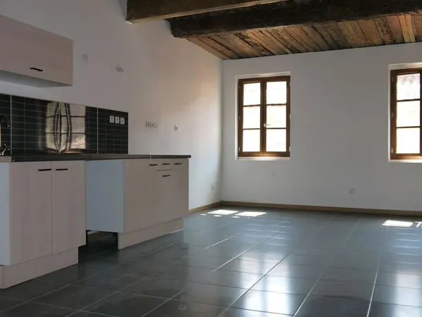 Location tres grand studio centre Toulon