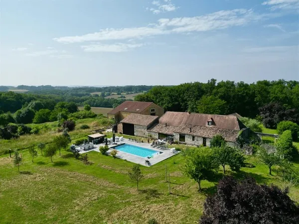 Proche d'Issigeac - Superbe périgourdine de 4 chambres avec 4 studios et piscine
