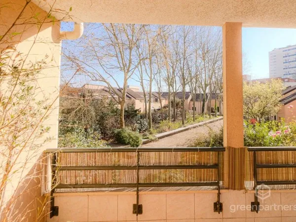 Bagnolet - grand 2 pièces avec box et terrasse