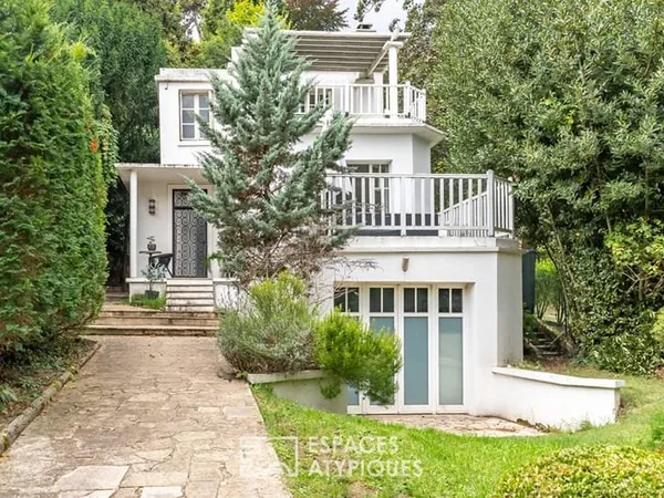 Maison Art Déco avec ses terrasses en cascade et sa dépendance dans un jardin bucolique