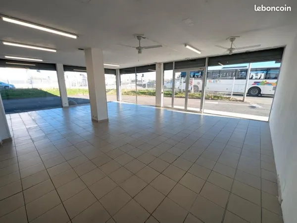 Local commercial très lumineux - 113m² + parking - Alès