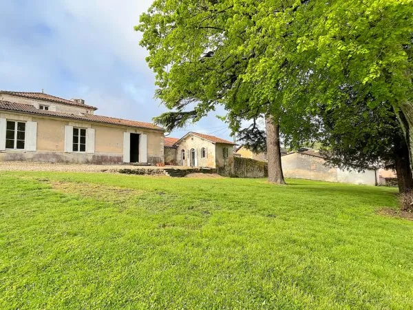 A VENDRE MAISON DE CARACTERE DE 350 M2 SUR 1950 M2 DE TERRAIN - SECTEUR BLAYE