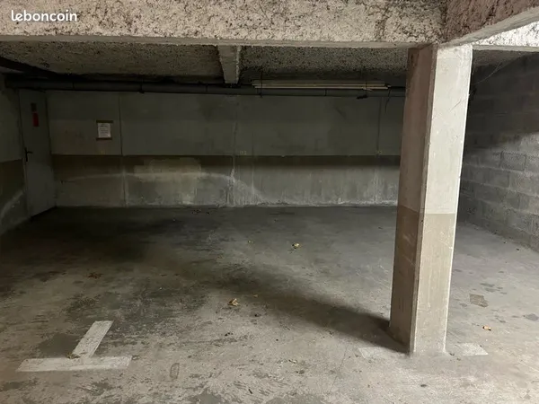 Place parking en sous-sol aux Minimes