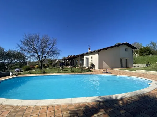 Agréable Maison avec Piscine et Vue Pyrénées Proche de Condom