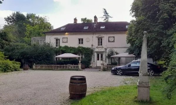 Propriété de deux bâtiments sur parc paysager de 1 hectare La Brosse JANVRY