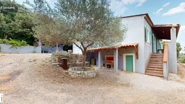 Maison provençale avec vue sur les hauteurs