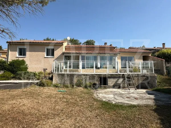 Maison 5 pièce(s) 131 m2 avec parc arboré.