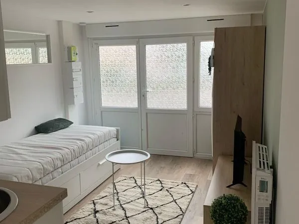 Studio meublé avec petit jardin