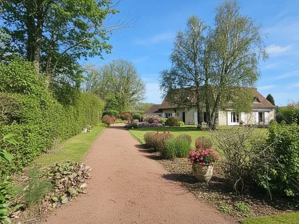 THOIRY, PROPRIETE AVEC PISCINE COUVERTE ET 3160 M2 DE PARC.