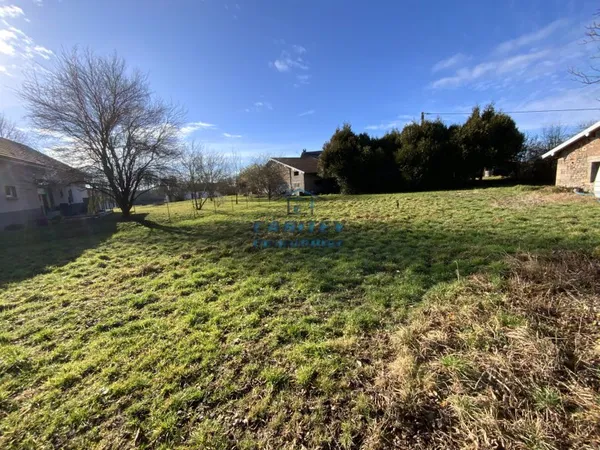 Axe LURE / LUXEUIL LES BAINS : Terrain constructible de 794 m2 situé à FRANCHEVELLE (70200)