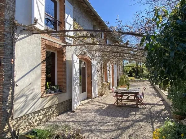 Maison ancienne de caractère avec parc arboré, piscine et dépendance
