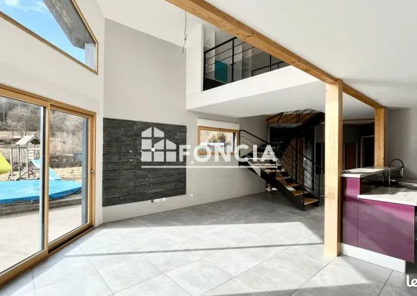 Avec sa piscine hors-sol chauffee, coup de coeur pour cette belle maison atypique