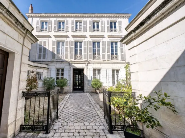 A VENDRE HOTEL PARTICULIER CENTRE VILLE DE LA ROCHELLE