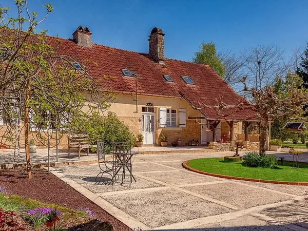 Complexe de gîtes en Dordogne avec trois maisons indépendantes, piscine et jacuzzi près de Sarlat et