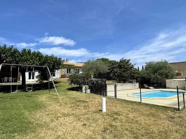Maison plain-pied T5 de 160m2 sur 1500m2 de terrain avec piscine et vue Sainte-Victoire dans un quar