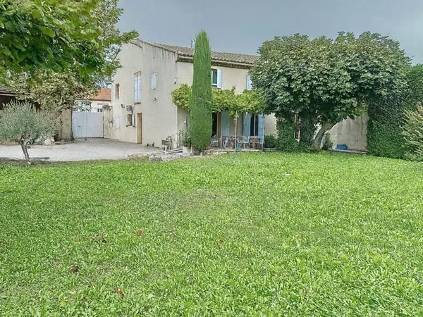 Mas Avignon ,205 m2,5 chambres, parcelle 1103 m2 garage, piscine.