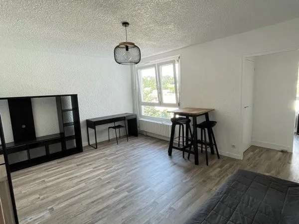 Studio / T1 de 32 m2 au 4ème étage avec ascenseur + cave