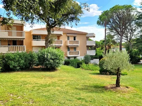 Appartement studio cabine Saint-Raphaël 25m² terrasse cave