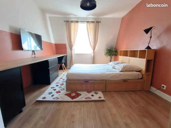 Chambre rénovée - colocation meublée 485