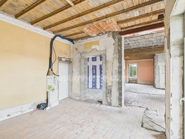 PONT EVEQUE - APPARTEMENT EN PLATEAU BRUT - 2 PLACES DE PARKING - CAVE