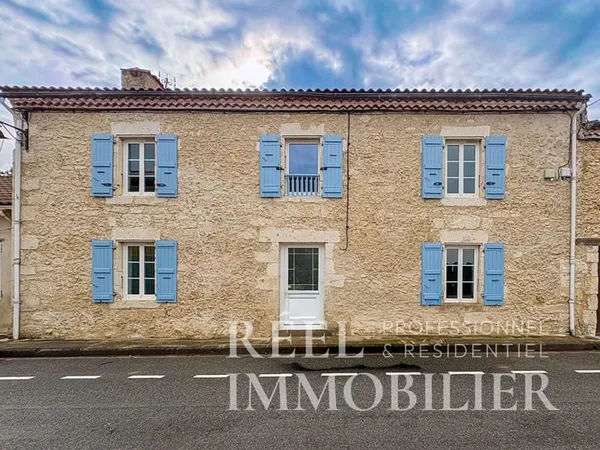 Maison de village en pierre avec jardin et piscine