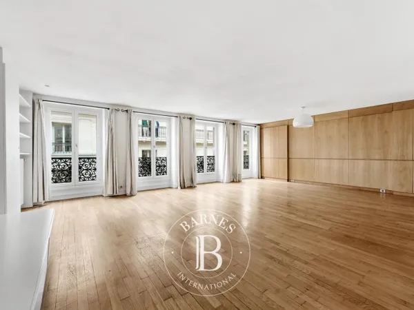 Vente appartement - Paris 2 - Place des Victoires - 3 chambres - Etage élevé - Ascenseur - Lumineux
