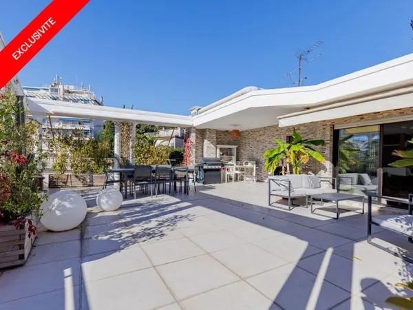 Penthouse d'exception au dernier étage, avec vue mer