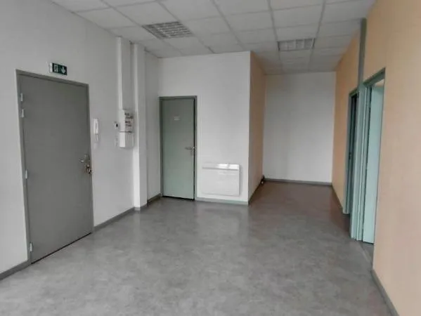 Bureau et espace de travail Location Issoire  54m² 770€