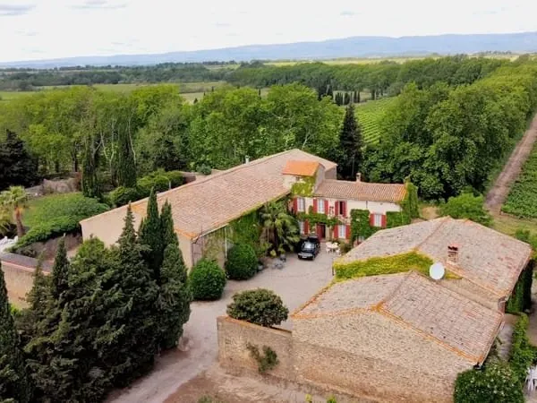 Domaine avec vignes et gîtes