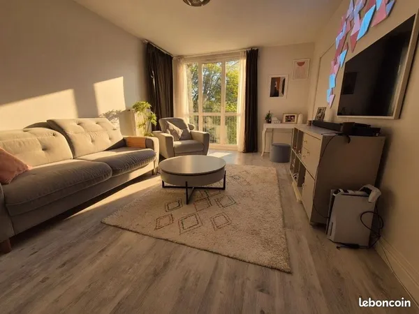 Appartement familial F4 comprenant trois chambres, un balcon et une cave