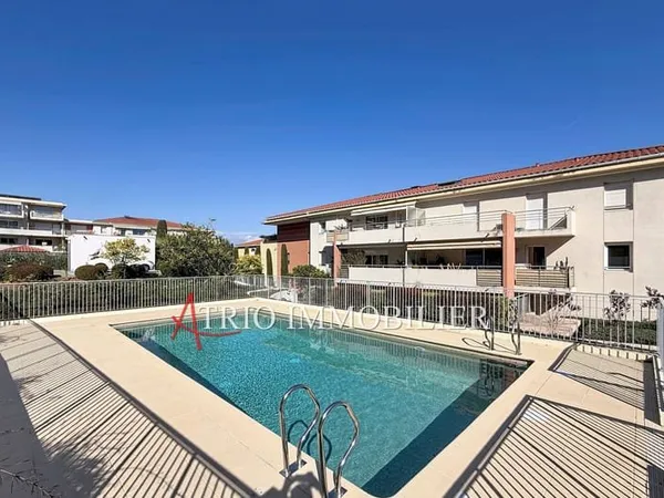 Proche centre, dans une belle résidence sécurisée avec piscine