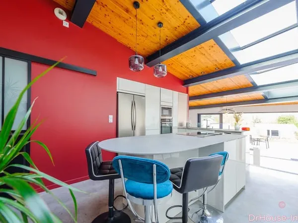 MAISON RENOVEE AVEC CHARME - VOLUMES ATYPIQUES - PISCINE