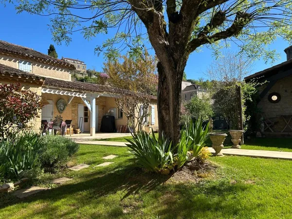 Vends maison de charme avec jardin et ancien chai
