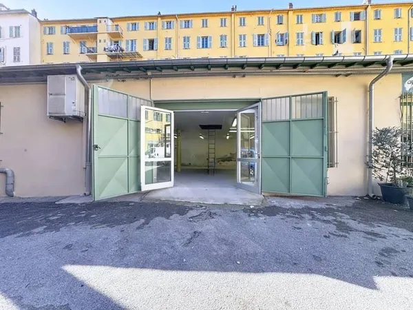 Local commercial 244 m²