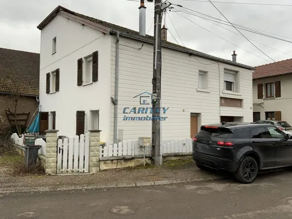 Maison de 139 m2 comprenant 2 appartements sur un terrain de 489 m2 située sur la commune de FROIDEC