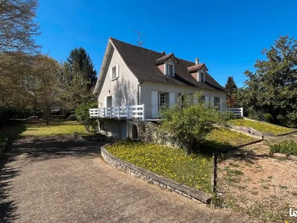 Maison Traditionnelle, très bonne qualité, 4 chambres, grand-sous-sol, et superbe terrain