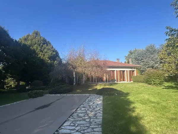 Maison Sur Sous-Sol Avec Parc Arbore Et Piscine