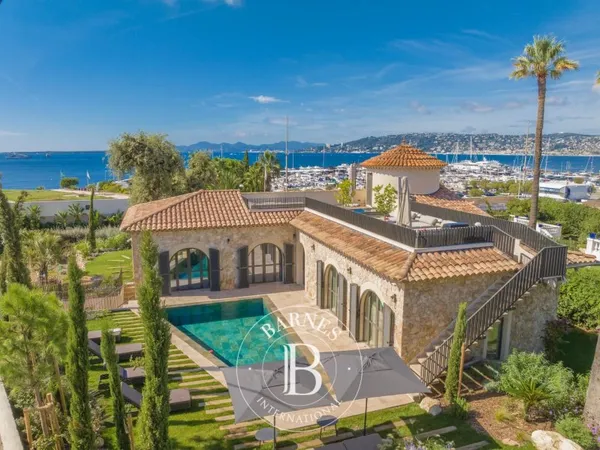 CAP D'ANTIBES - VILLA PROVENCALE EN FRONT DE MER - 6 CHAMBRES