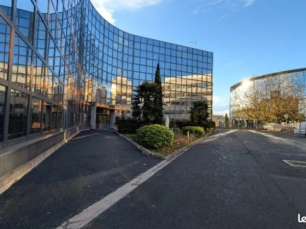 Bureaux privatifs de 13 à 30 m² à louer - Romainville (métro ligne 5)