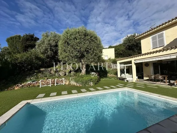 En exclusivité villa superbement rénovée avec piscine, jardin plat, grand garage et vaste parking ex
