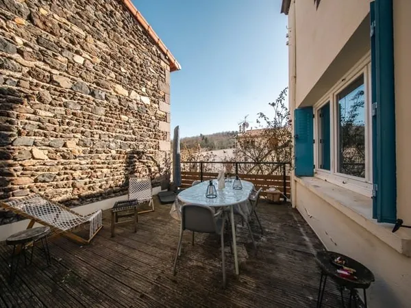 Maison de bourg avec terrasse, jardin et annexes - Ceyrat Boiss?
