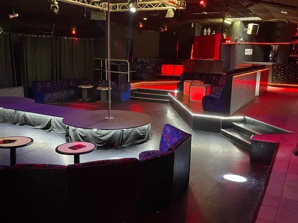 Location gérance - Discothèque / Lieu événementiel 700 m² + 2 ha avec étang et cascade - Sans voisin