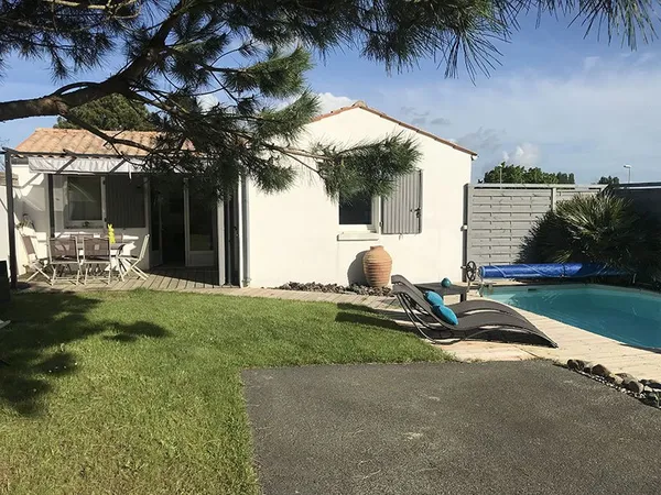 Maison entre mer et forêt avec piscine