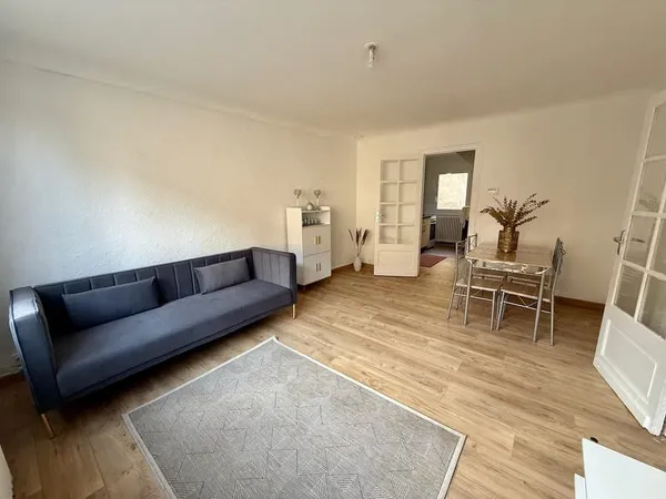 Située à Villeneuve-sur-Lot, à proximité immédiate des commodités accessibles à pied, découvrez cett